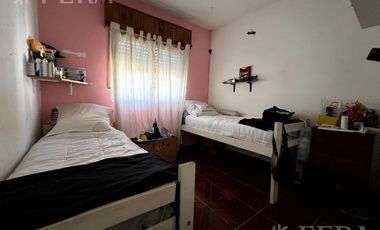 Venta de casa de 3 ambientes con patio en Wilde