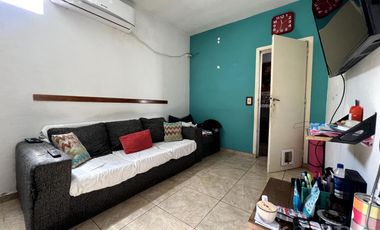 Venta de casa de 3 ambientes con patio en Wilde
