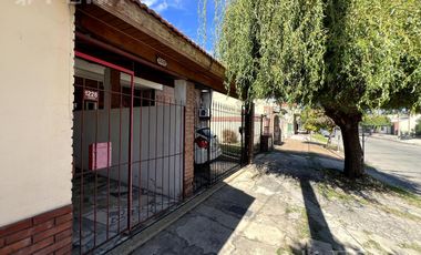 Venta de casa de 3 ambientes con patio en Wilde