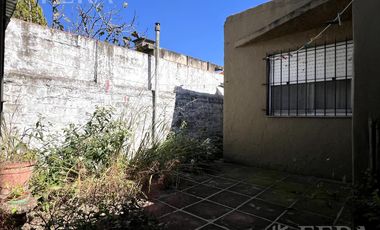 Venta de casa de 3 ambientes con patio en Wilde