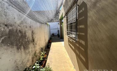 Venta de casa de 3 ambientes con patio en Wilde