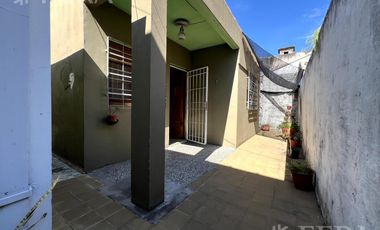 Venta de casa de 3 ambientes con patio en Wilde