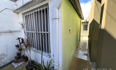 Venta de casa de 3 ambientes con patio en Wilde