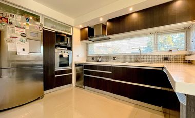 Casa 5 ambientes con piscina y Quincho en Acantilados