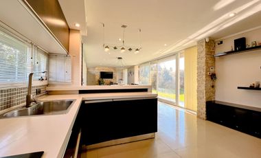 Casa 5 ambientes con piscina y Quincho en Acantilados
