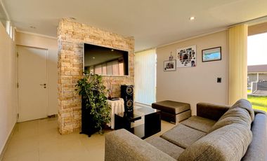 Casa 5 ambientes con piscina y Quincho en Acantilados