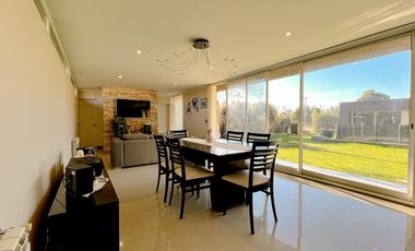 Casa 5 ambientes con piscina y Quincho en Acantilados