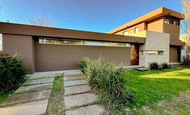 Casa 5 ambientes con piscina y Quincho en Acantilados