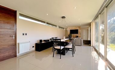 Casa 5 ambientes con piscina y Quincho en Acantilados