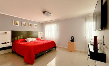 Casa 5 ambientes con piscina y Quincho en Acantilados