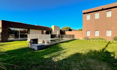 Casa 5 ambientes con piscina y Quincho en Acantilados