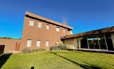 Casa 5 ambientes con piscina y Quincho en Acantilados