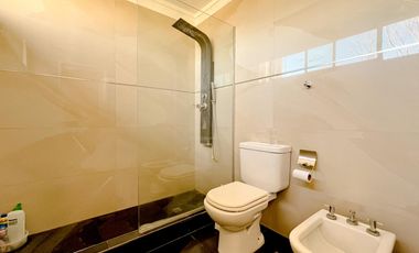 Casa 5 ambientes con piscina y Quincho en Acantilados