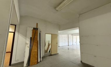 Amplio local comercial en venta en Sarandi