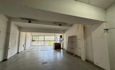 Amplio local comercial en venta en Sarandi