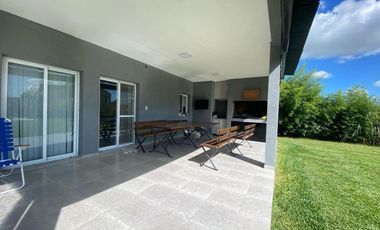 Venta Casa 4 ambientes con Pileta y Jardin en La Horqueta de Echeverria
