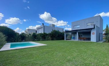 Venta Casa 4 ambientes con Pileta y Jardin en La Horqueta de Echeverria