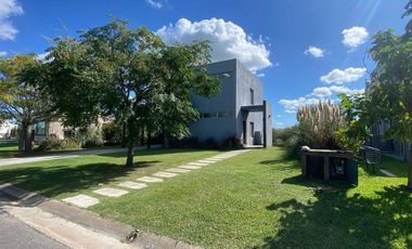 Venta Casa 4 ambientes con Pileta y Jardin en La Horqueta de Echeverria