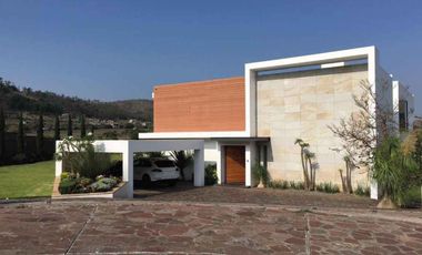 CASA RESIDENCIAL EN RENTA EN EL CLUB Y DENTRO DEL CAMPO DE GOLF TRES MARIAS