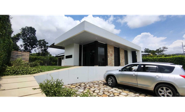 Casa campestre para estrenar en La Mesa Cund, COL con piscina