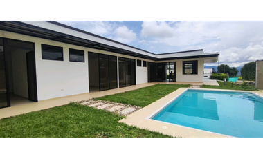 Casa campestre para estrenar en La Mesa Cund, COL con piscina