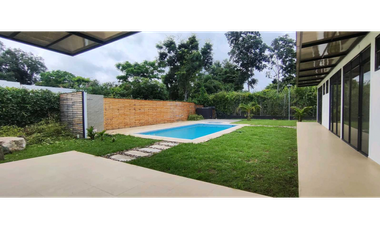 Casa campestre para estrenar en La Mesa Cund, COL con piscina