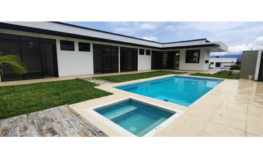 Casa campestre para estrenar en La Mesa Cund, COL con piscina