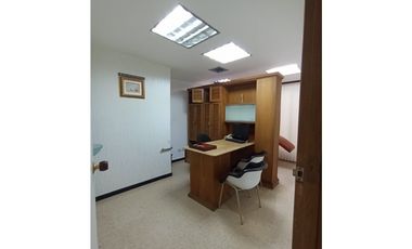 oficina para remodelar en el mejor punto de medellin