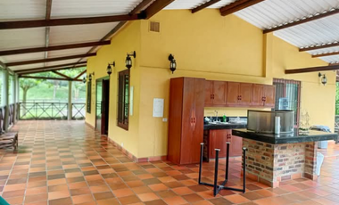 Finca de 1 hectárea con casa y piscina, en La Mesa Cund, COL