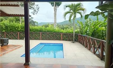 Finca de 1 hectárea con casa y piscina, en La Mesa Cund, COL