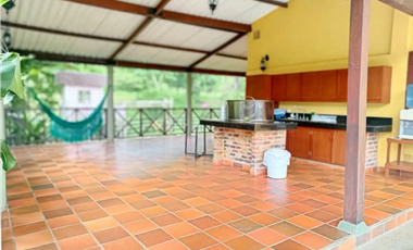 Finca de 1 hectárea con casa y piscina, en La Mesa Cund, COL