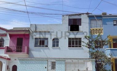 !Hermosa Casa de 3 Pisos en el Rímac! Ubicación Privilegiada Frente a Parque