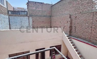 !Hermosa Casa de 3 Pisos en el Rímac! Ubicación Privilegiada Frente a Parque