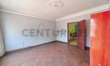 !Hermosa Casa de 3 Pisos en el Rímac! Ubicación Privilegiada Frente a Parque