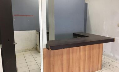 Local en Renta, en Plaza Comercial Portones del Carmen.