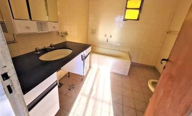 ¡Casa de cuatro ambientes en Planta alta + Local comercial y vivienda c/ Garage en Venta!