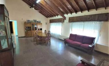 ¡Casa de cuatro ambientes en Planta alta + Local comercial y vivienda c/ Garage en Venta!