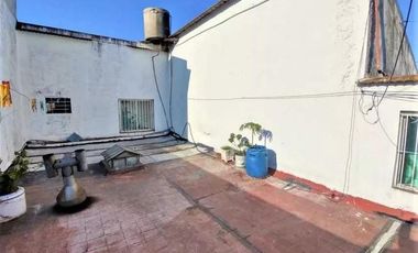 ¡Casa de cuatro ambientes en Planta alta + Local comercial y vivienda c/ Garage en Venta!