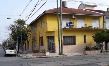 ¡Casa de cuatro ambientes en Planta alta + Local comercial y vivienda c/ Garage en Venta!