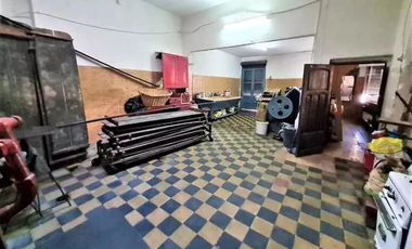 ¡Casa de cuatro ambientes en Planta alta + Local comercial y vivienda c/ Garage en Venta!