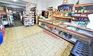 ¡Casa de cuatro ambientes en Planta alta + Local comercial y vivienda c/ Garage en Venta!