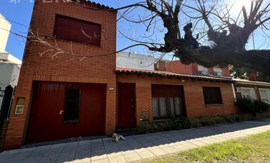 Venta casa 4 ambientes con patio en Wilde