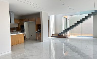 A media cuadra de Rio Mayo zona de agencias