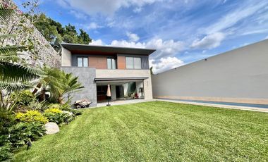 A media cuadra de Rio Mayo zona de agencias