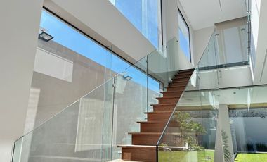 A media cuadra de Rio Mayo zona de agencias