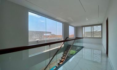 A media cuadra de Rio Mayo zona de agencias