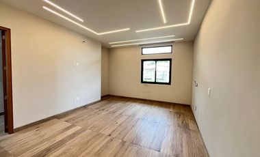 A media cuadra de Rio Mayo zona de agencias