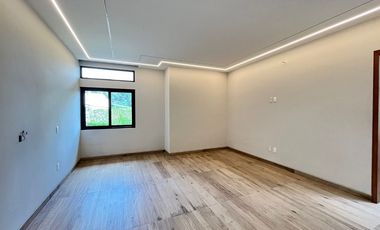 A media cuadra de Rio Mayo zona de agencias