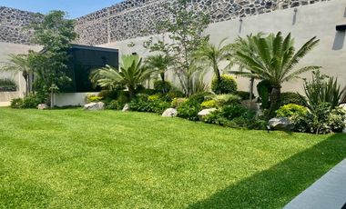 A media cuadra de Rio Mayo zona de agencias