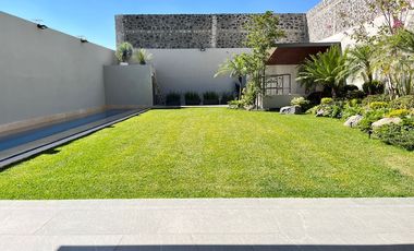 A media cuadra de Rio Mayo zona de agencias